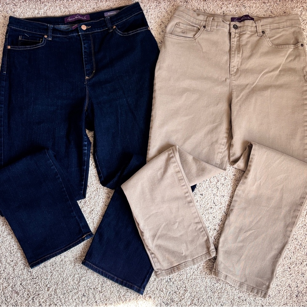 Bundle of 2 Gloria Vanderbilt high rise jeans in dark blue and beige, size 12